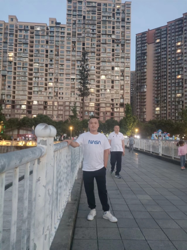 寂寞的男人的第一张照片--呼和浩特相亲服务中心